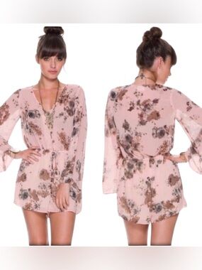Swell Light Pink Floral V-Neck Romper Size: Small